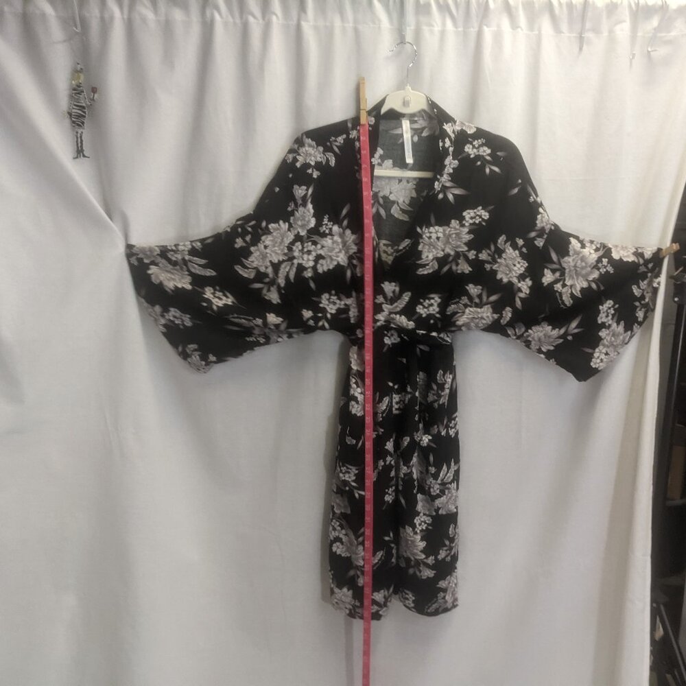 Spiritual Gangster *One Size Maya Kimono in Black Floral - Picture 6 of 16
